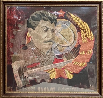 ПЕРЕХОДЯЩЕЕ  КРАСНОЕ ЗНАМЯ (фрагмент) с портретом И. В. СТАЛИНА. 1932 г.